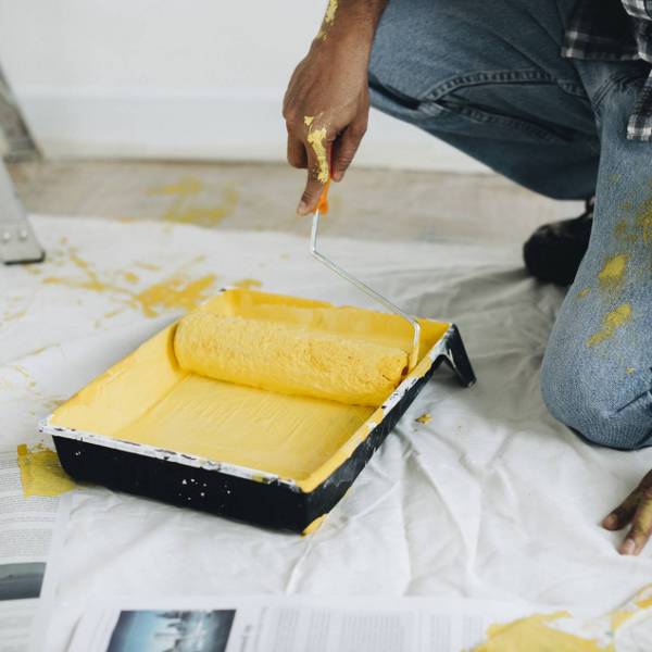 man-painting-walls-yellow_1900x1268_600x600